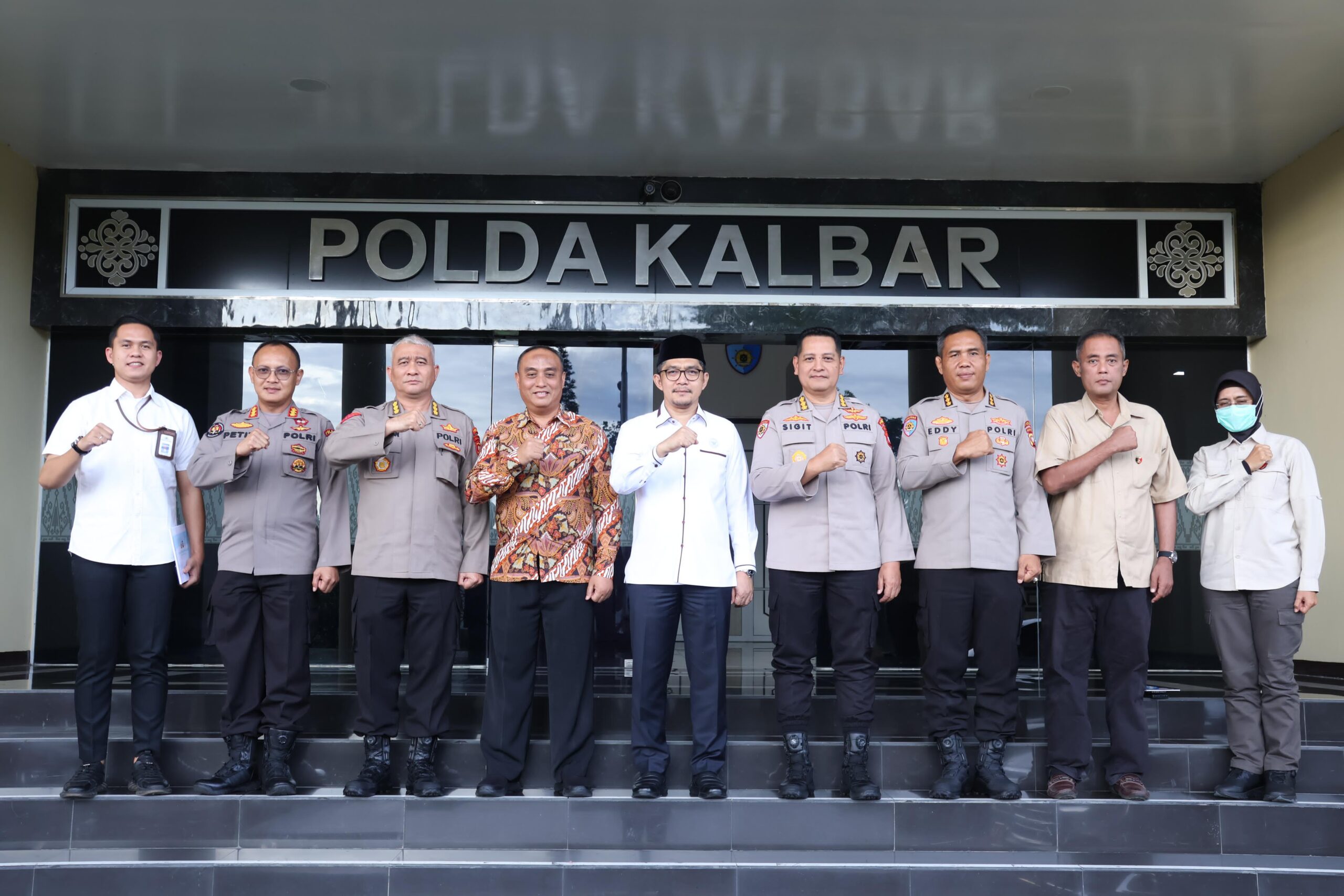 Kompolnas Kunjungi Polda Kalbar dan Polresta Pontianak Untuk Klarifikasi Kasus Menonjol dan Pengawasan Pengamanan Pemilu 2024